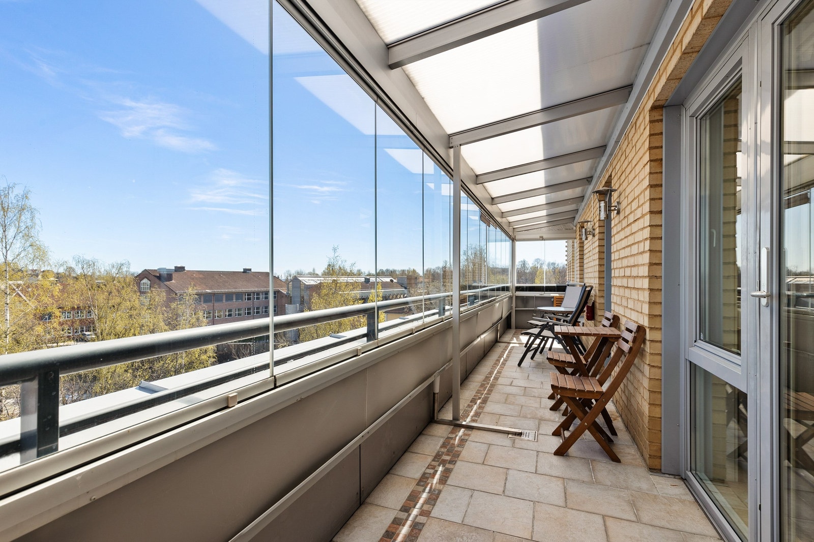 Den innglassede balkongen med tilgang fra to av soverommene. Galleribilde