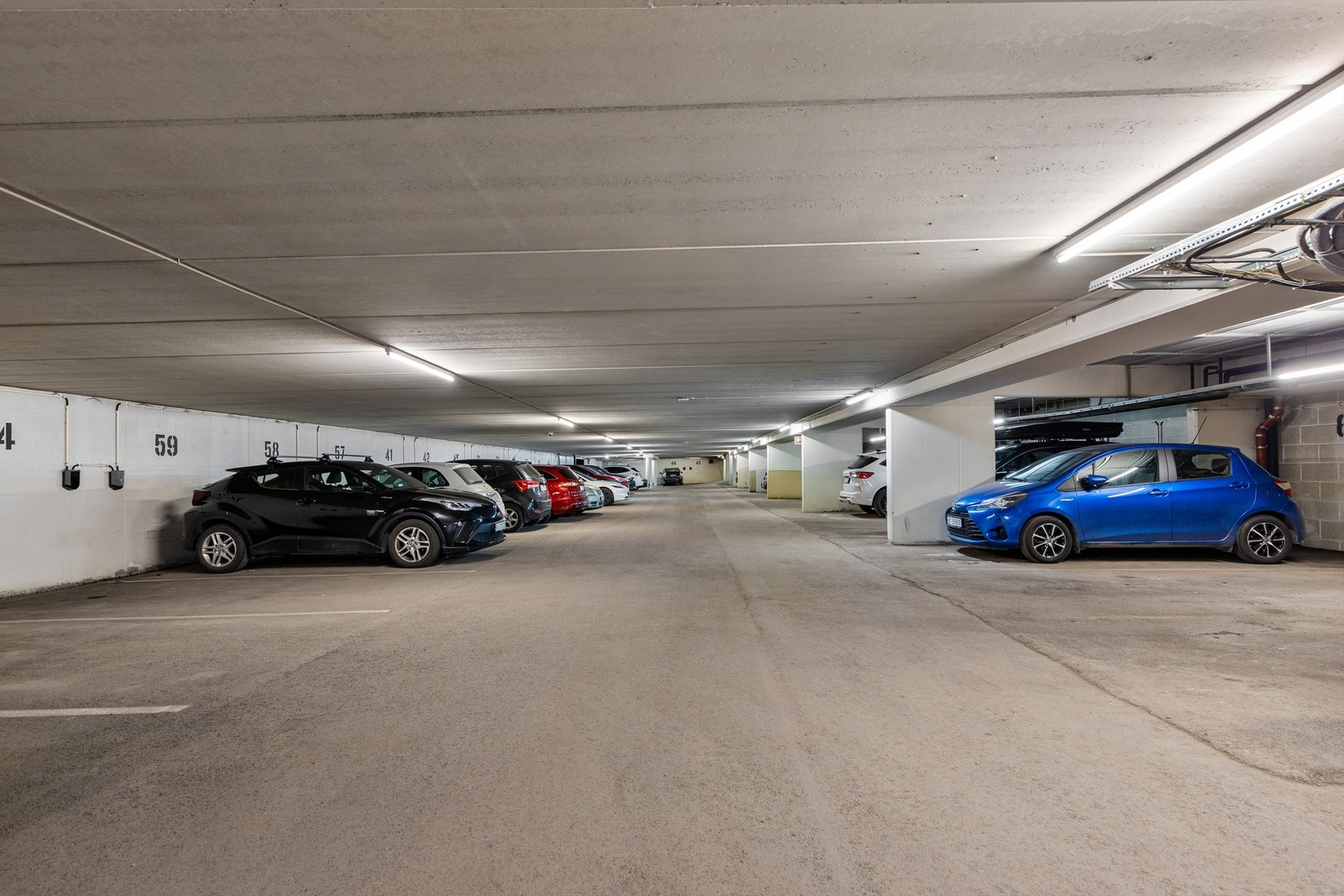 Med boligen følger det med en parkeringsplass i lukket garasjeanlegg, samt en kjellerbod. Plass nr 90 Galleribilde