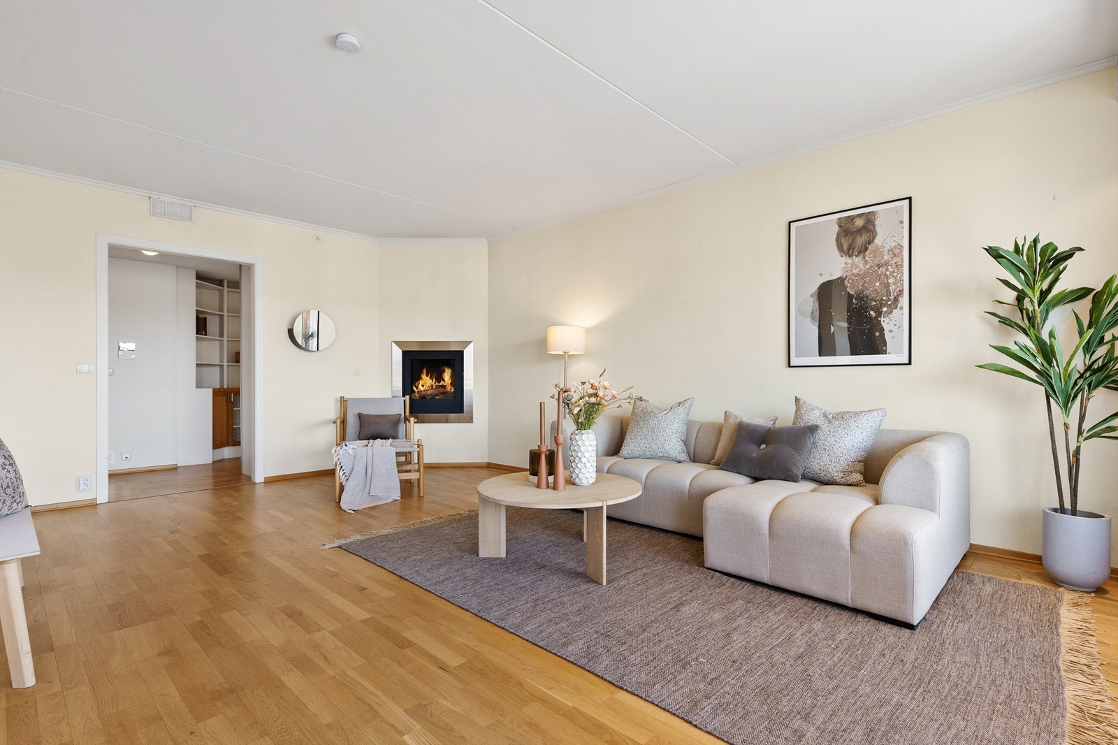 Stue med flere møbleringsmuligheter. Det er plass til sittegruppe og TV-område. Galleribilde