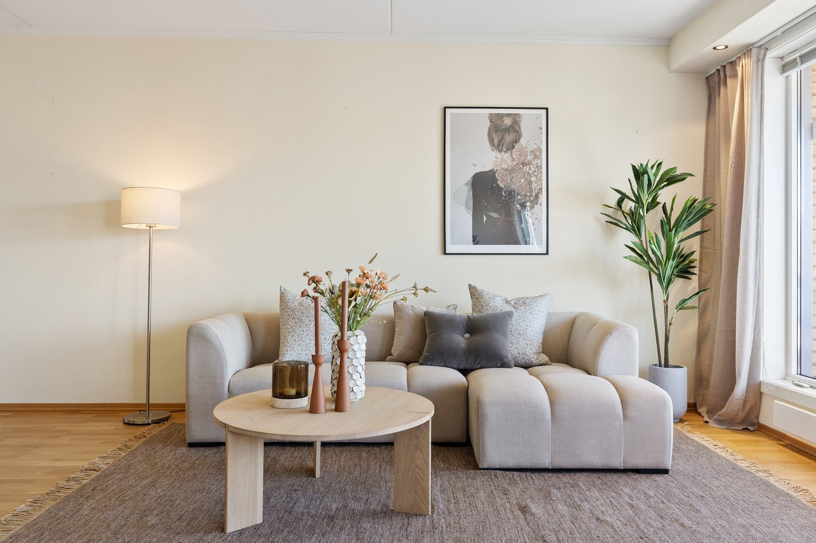 Stue med flere møbleringsmuligheter. Det er plass til sittegruppe og TV-område. Galleribilde