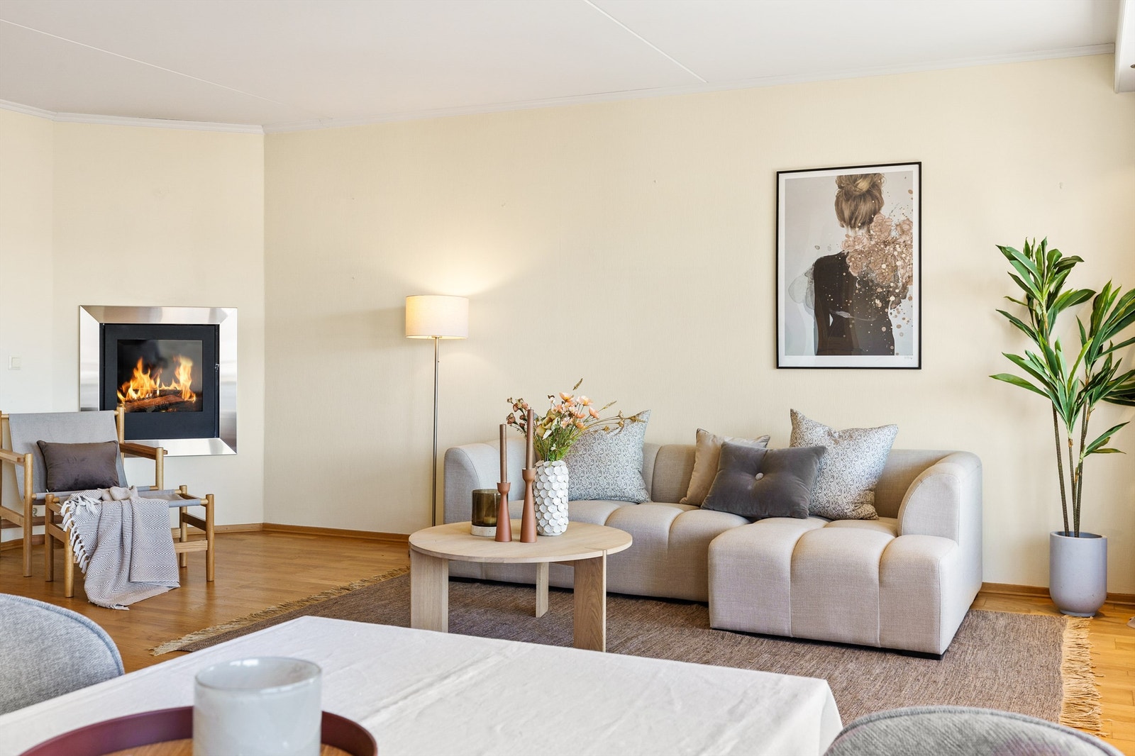 Stue med flere møbleringsmuligheter. Det er plass til sittegruppe og TV-område. Galleribilde