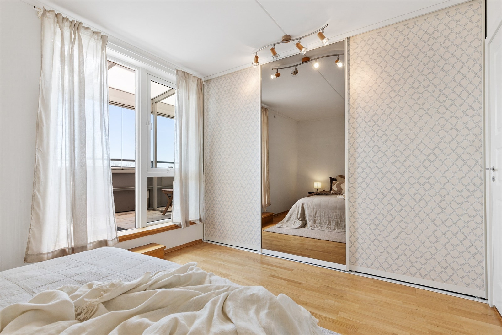 Leiligheten har 3 soverom. Hovedsoverommet har god plass til dobbeltseng med nattbord på hver side og har en stor skyvedørsgarderobe. Herfra er det utgang til en av de innglassede balkongene. Galleribilde