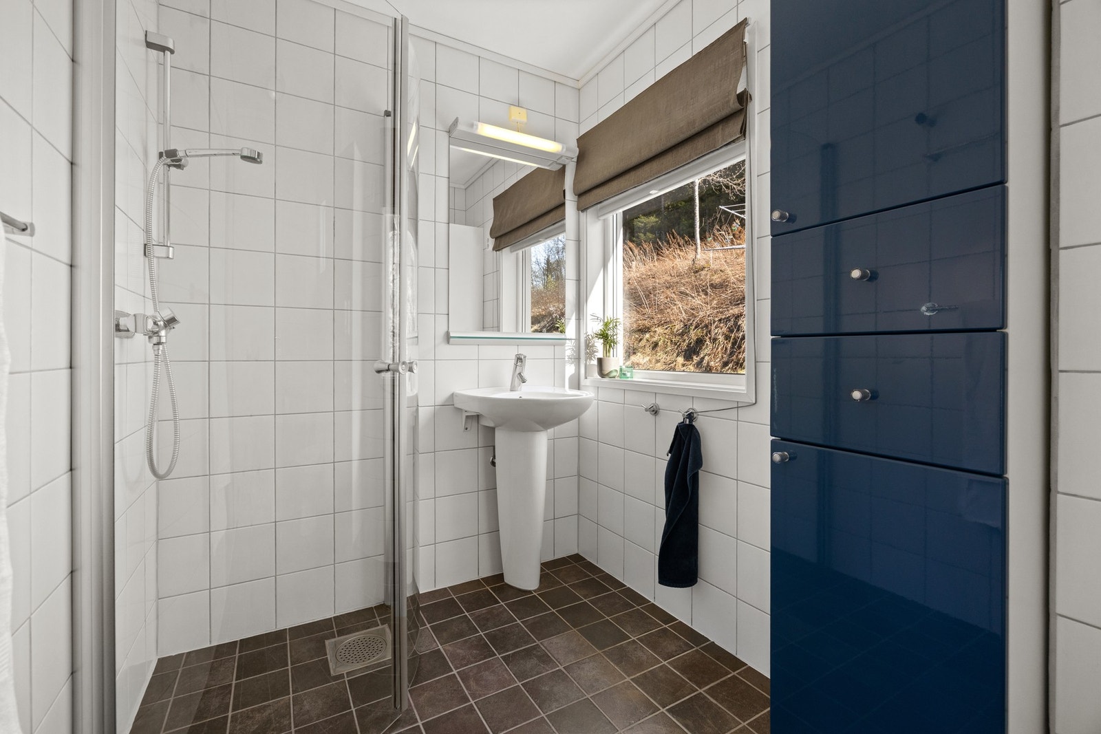 Bad på ca. 5 kvm med dusjløsning, servant og wc. Rom beskrevet som WC på byggegodkjente tegninger brukes i dag som en del av et bad Galleribilde