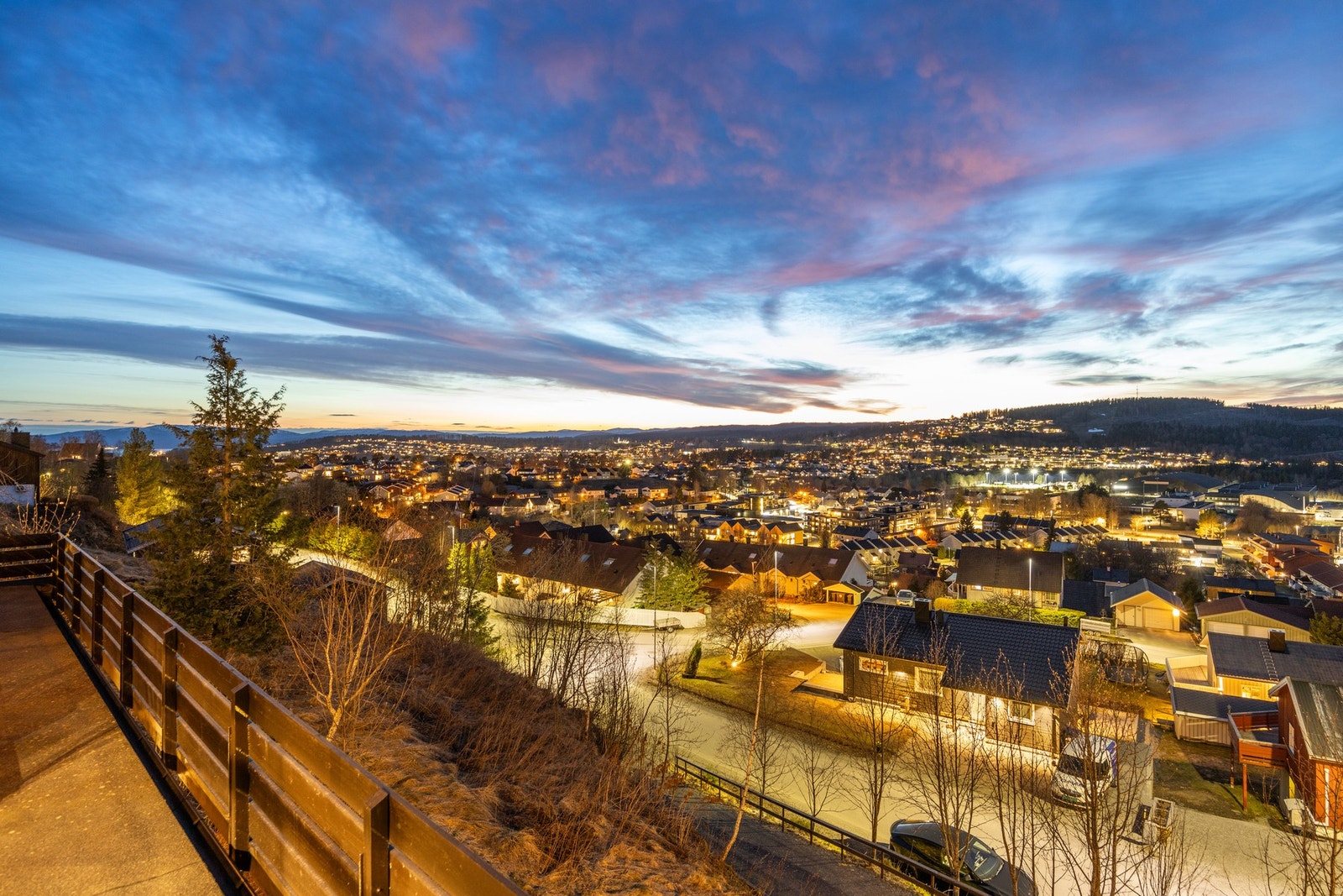 Utsikt mot Guldbergaunet idrettspark samt omkringliggende områder som Heggesåsen, Byafossen, Nordsihaugen og Bogen Galleribilde
