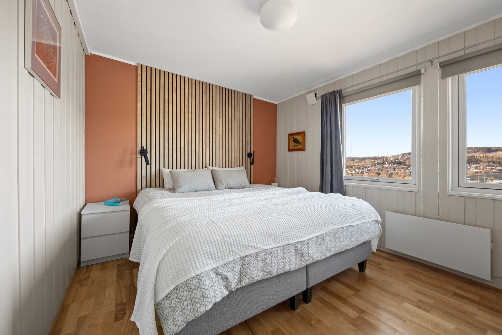 Soverom med god plass til seng og oppbevaring Galleribilde