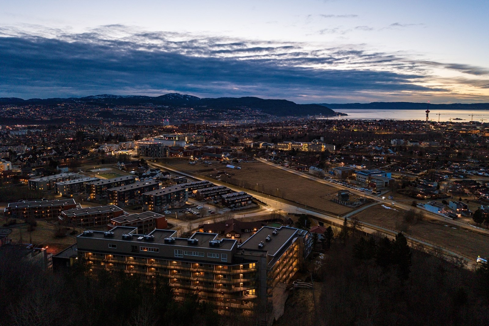 Under bygget er det garasjeanlegg hvor seksjonen disponerer en fast parkeringsplass samt en bod på 5 kvm. Galleribilde