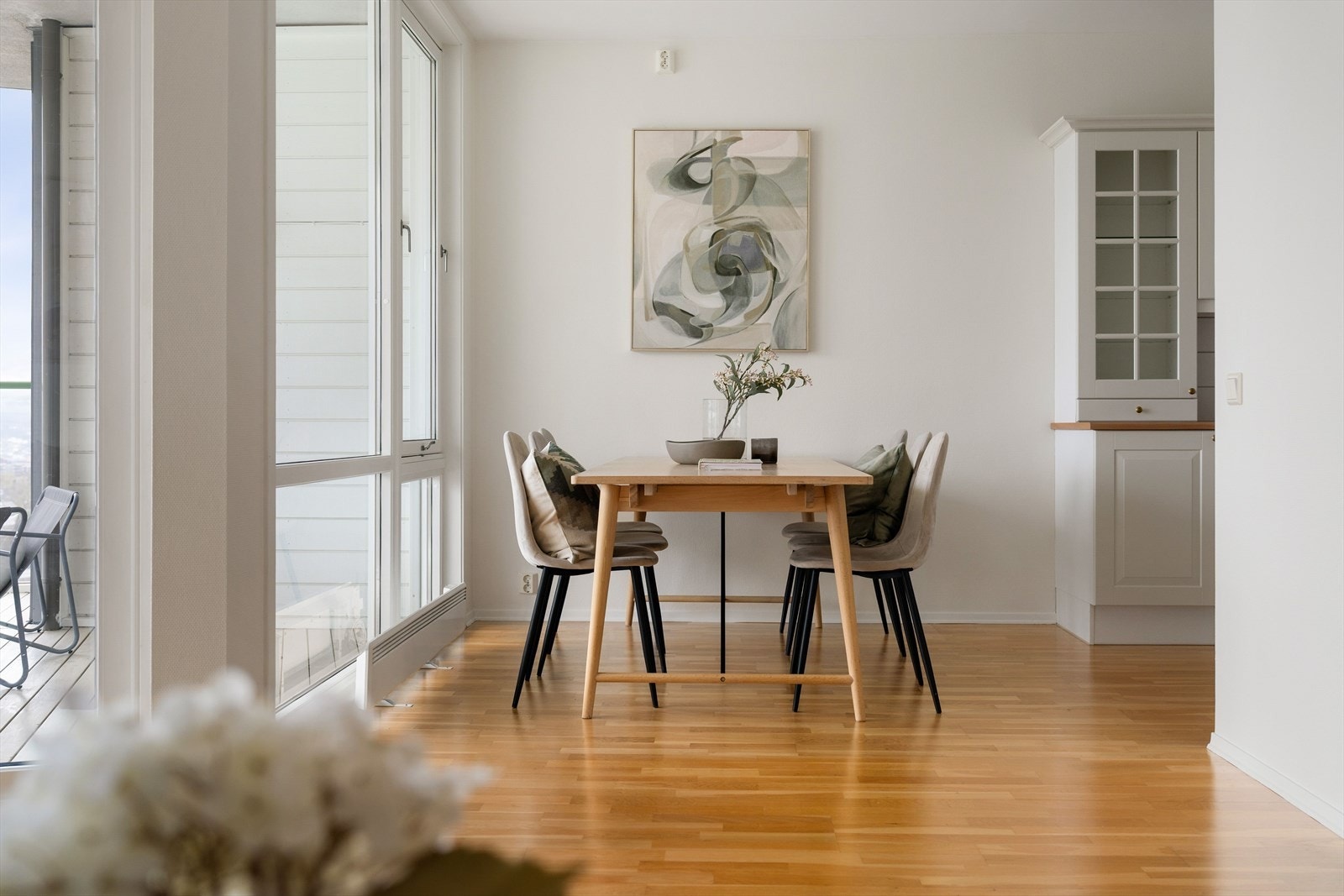 Planløsningen er både praktisk og gjennomtenkt, med en åpen løsning som skaper naturlige soner for både sofagruppe og spisestue. Galleribilde