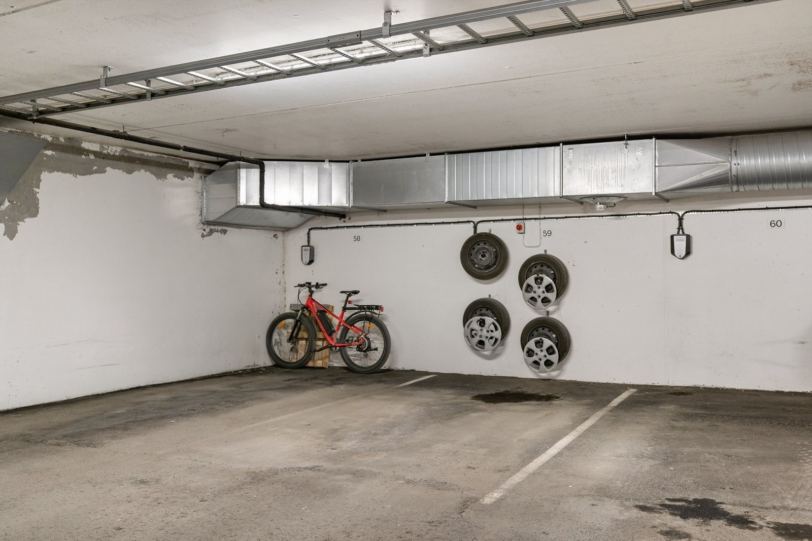 Med leiligheten følger en fast p-plass i garasjekjeller (59). Det er etablert infrastuktur for elbillading i p-kjelleren. Den enkelte beboer som har behov for lading, avtaler dette direkte med Aneo Mobility, som eier og administrerer anlegget. Galleribilde