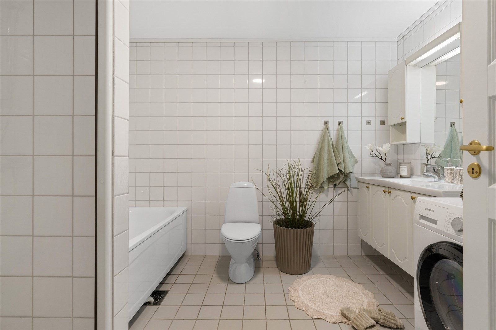 Badet har flislagte overflater og behagelig gulvvarme. Galleribilde