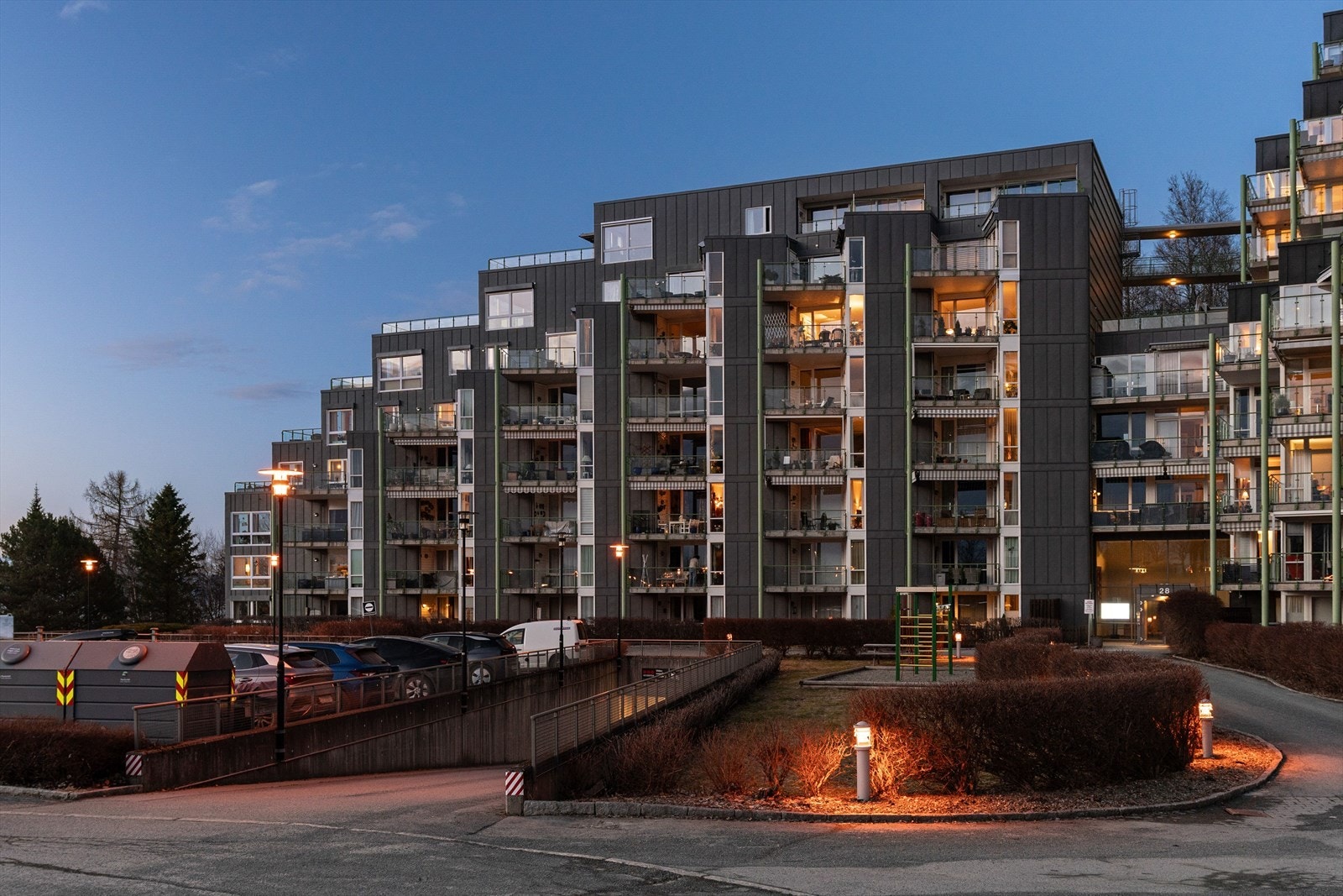 Det er rikelig med frittstående parkeringsplasser utendørs for gjester. Sameiet har pent opparbeidede fellesarealer. Galleribilde