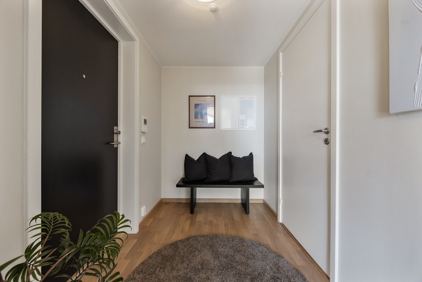 Fra entréen er det tilgang til alle rom i leiligheten, noe som gir en praktisk og oversiktlig flyt i boligen. Galleribilde
