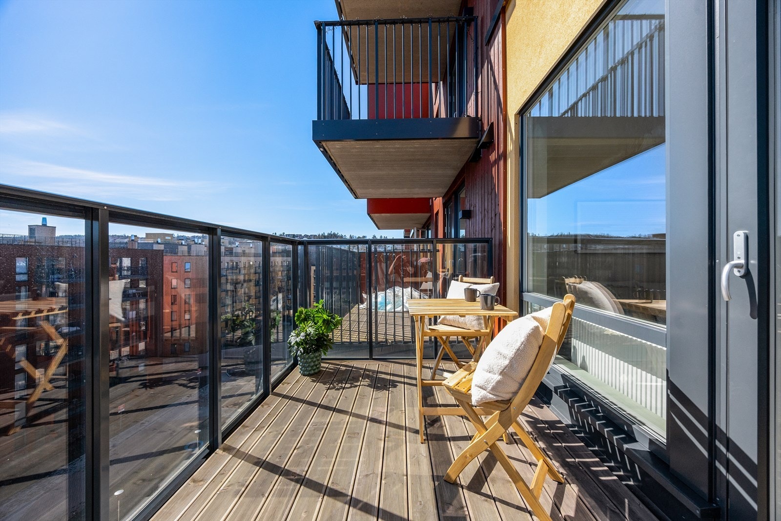 Balkongen er bygget i betong- og metallkonstruksjon med et rekkverk på 1,25 meter. Galleribilde