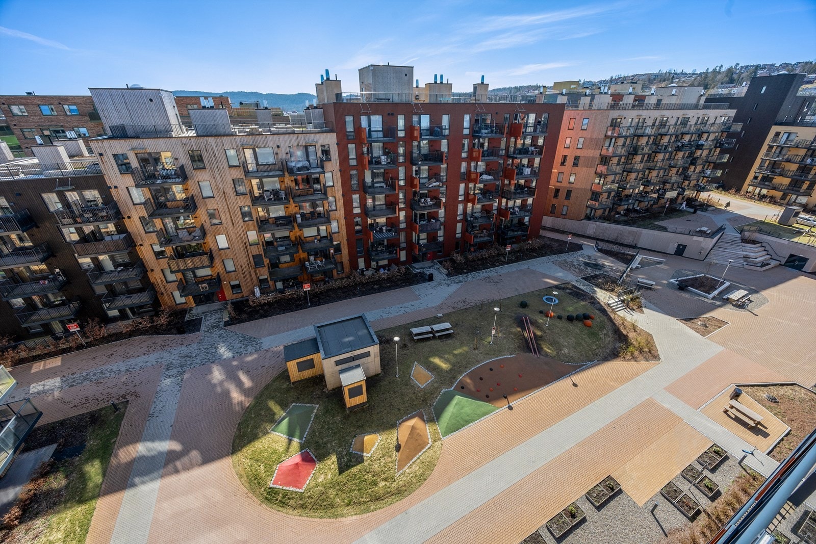 Fra leiligheten har du utsikt over de velholdte uteområdene i Lørenskog Hageby. Galleribilde