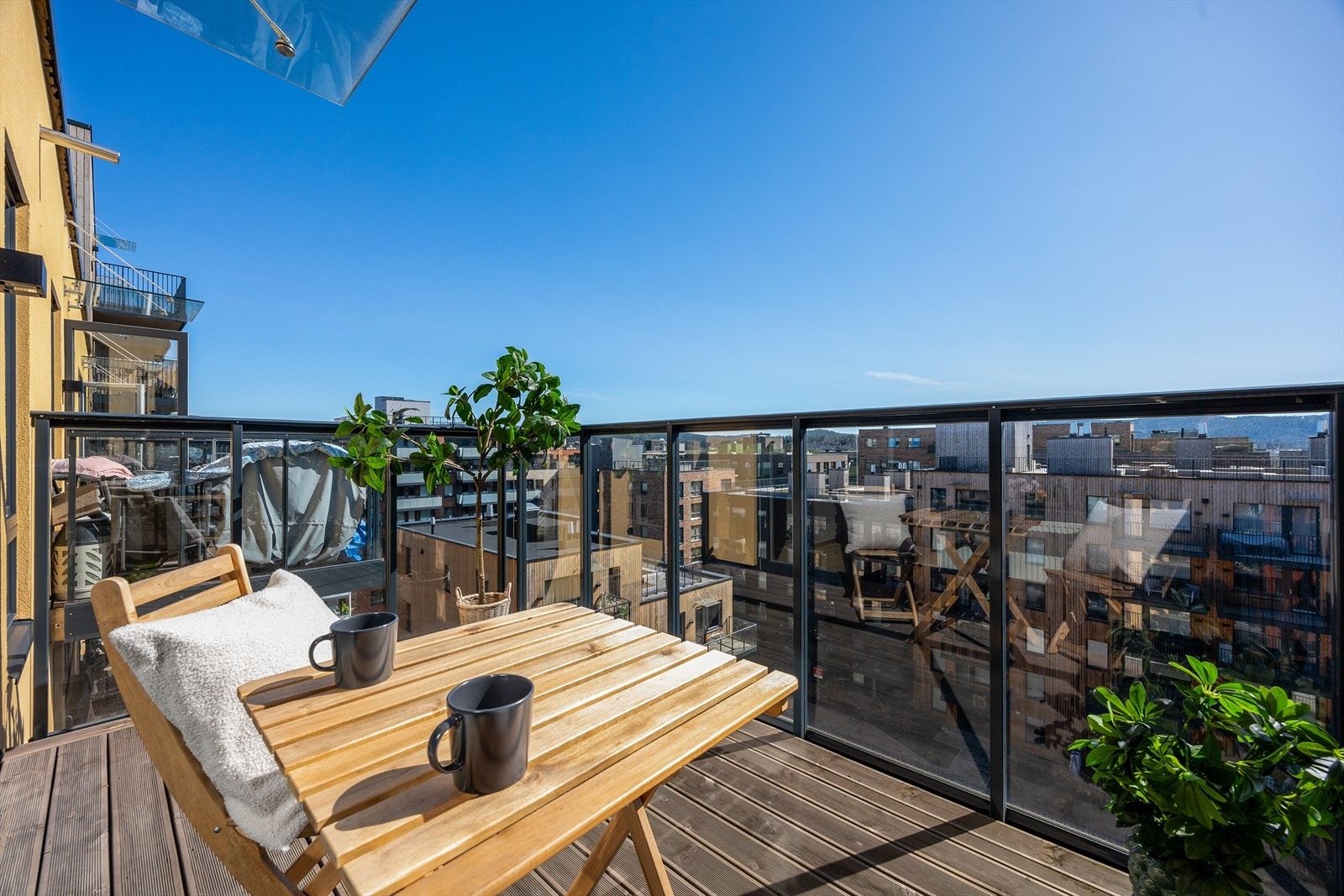 Fra stuen er det utgang til en balkong på 7 m². Herfra bor du med umiddelbar nærhet til Triaden Lørenskog Storsenter og bussforbindelser. Galleribilde