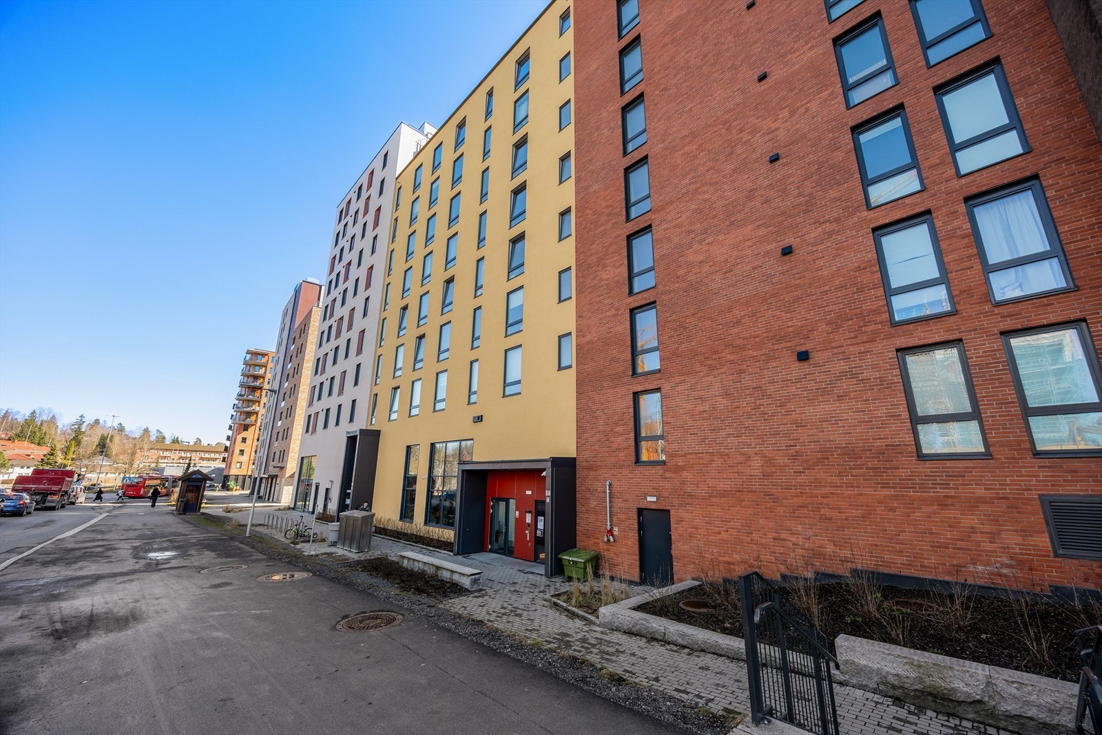 Bygget er fra 2024 og har en moderne fasade forblendet med teglstein. Galleribilde
