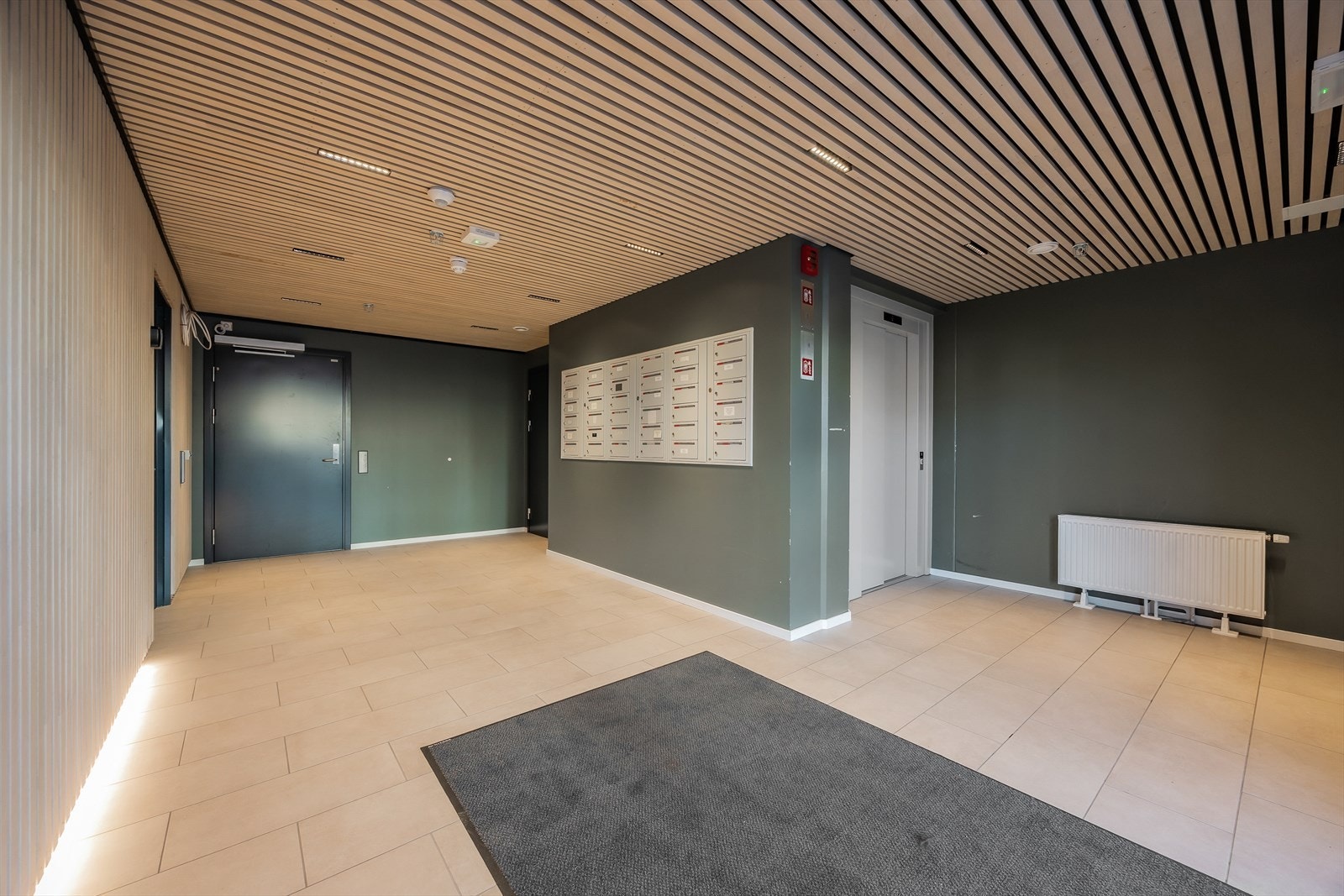Felles inngangsparti med heis som tar deg direkte opp til leiligheten. Galleribilde