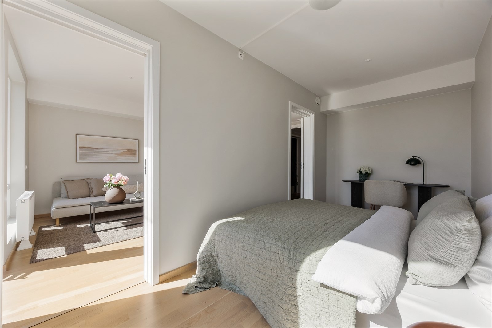 Rommet er fleksibelt og kan enkelt innredes med en kontorplass ved behov. Galleribilde