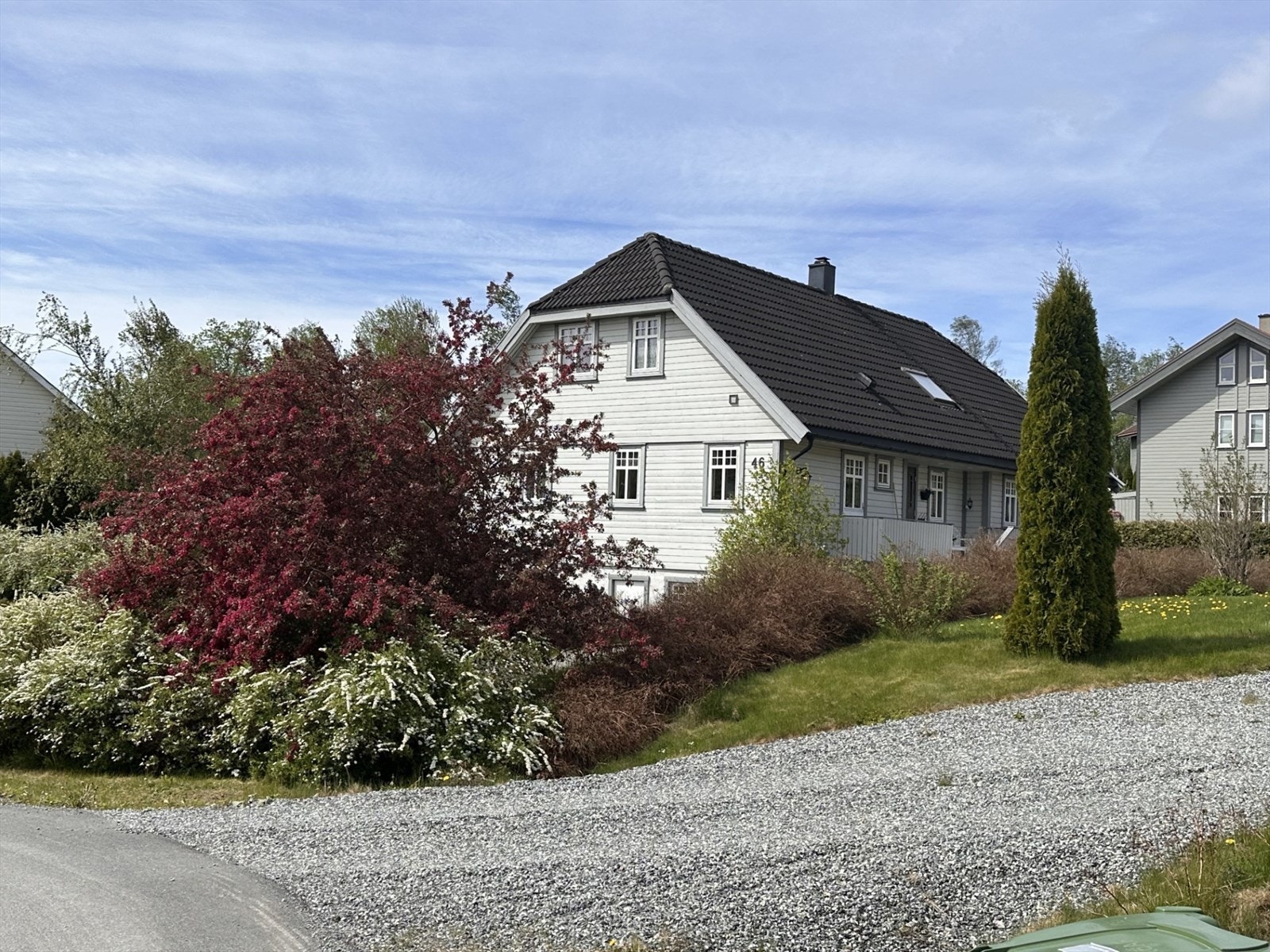 Frodig og grønn hage med diverse beplantning (selgers private bilde). Galleribilde