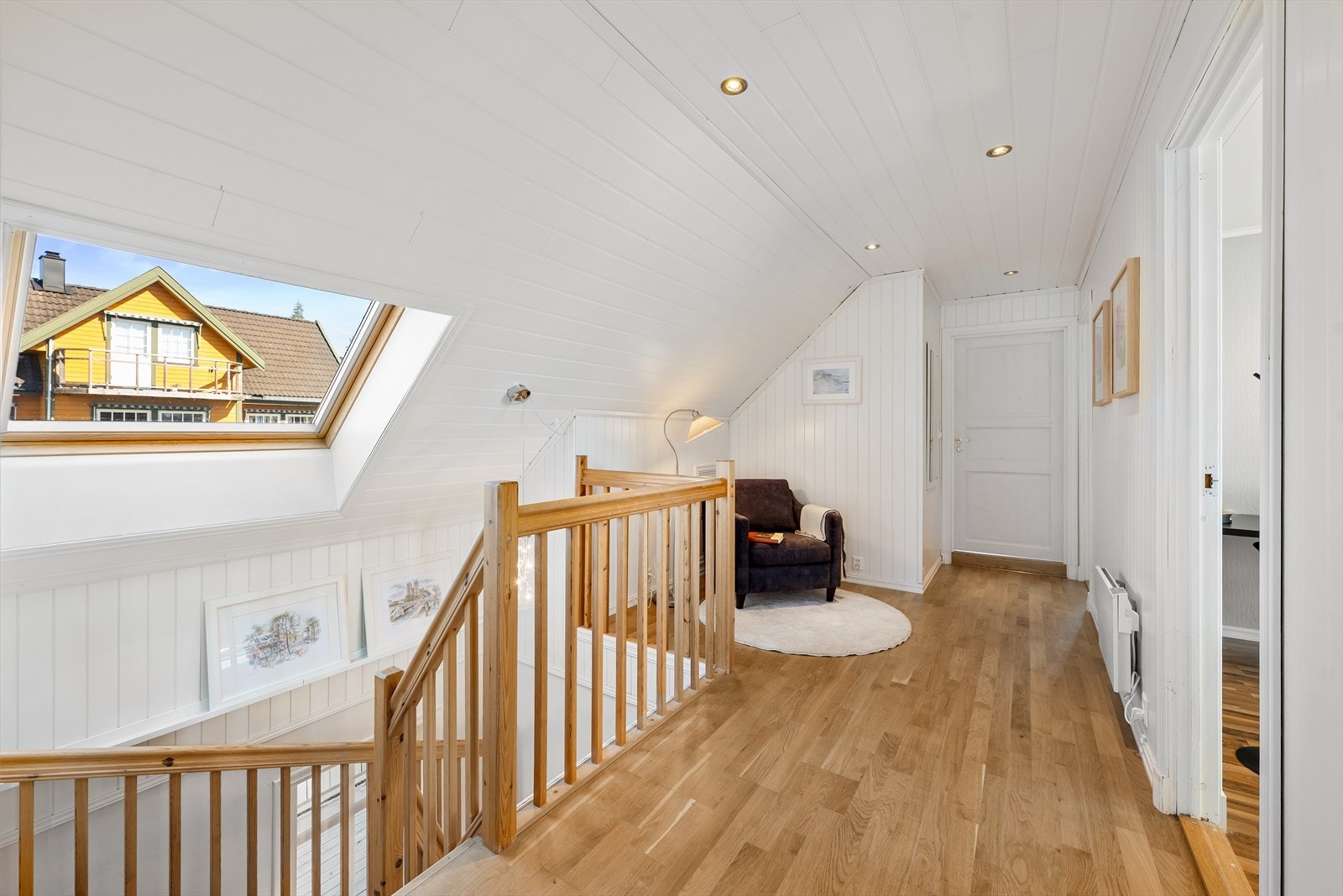 Loftsstuen/gangen i andre etasje er lys og romslig, med plass til en liten lesekrok. Galleribilde