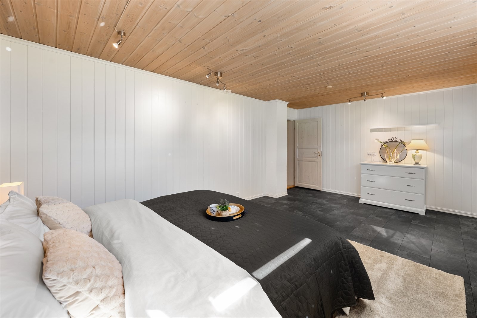 Det er god plass til sofamøblement og annet inventar i kjellerstuen. Galleribilde