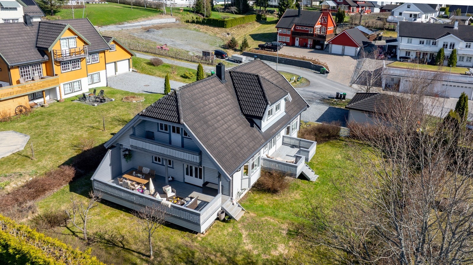 Boligen er vesentlig oppgradert gjennom årene, med blant annet nytt kjøkken i 2021 og ny peis i 2024. Her får du også en frittstående dobbelgarasje på 46 m² med god lagringsplass. Galleribilde