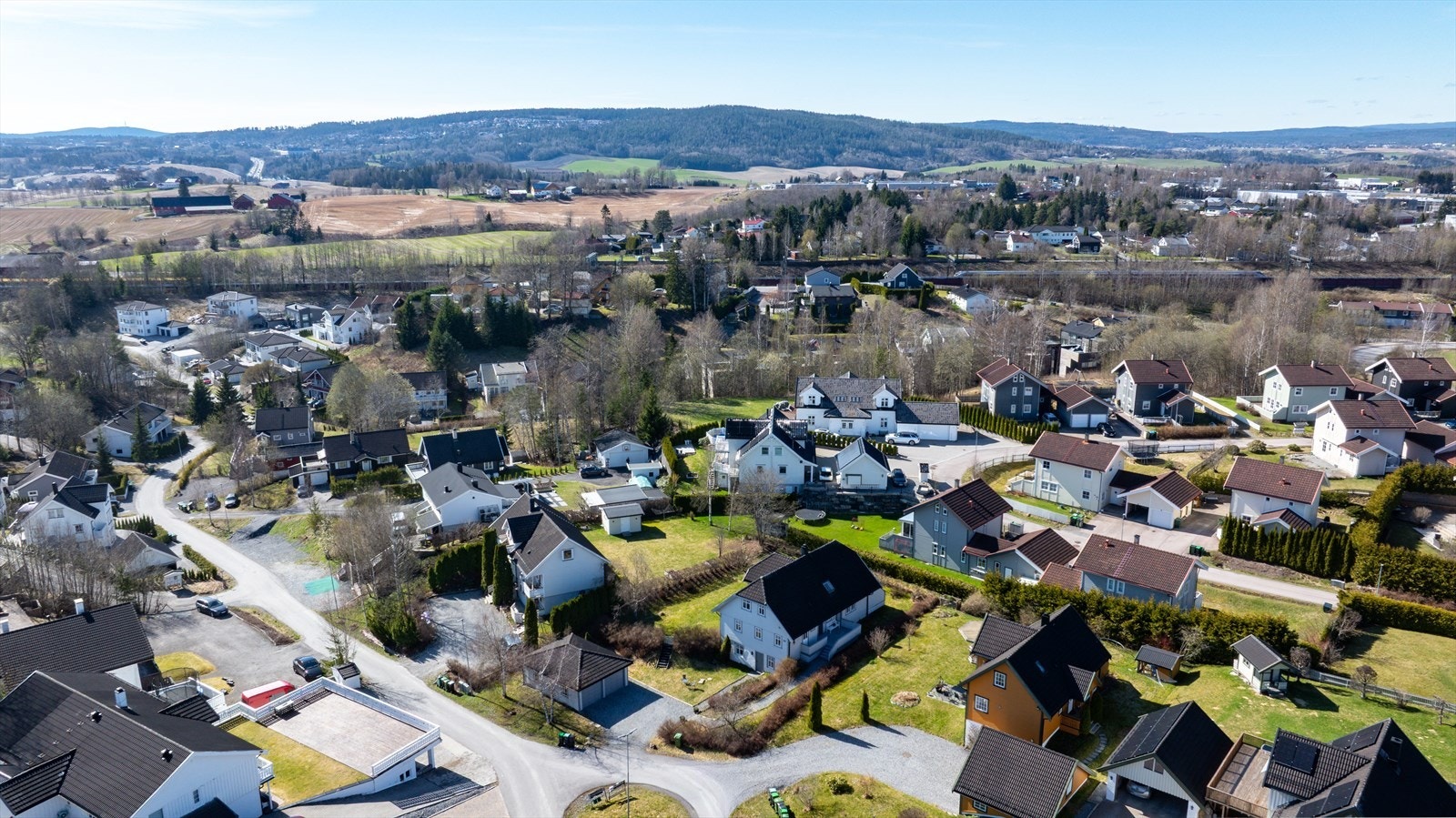 Beliggenheten kombinerer det landlige og sentrale. Det er gangavstand til togstasjonen med hyppige avganger til Oslo og Lillestrøm, og skiløypene starter rett utenfor døren om vinteren. Galleribilde