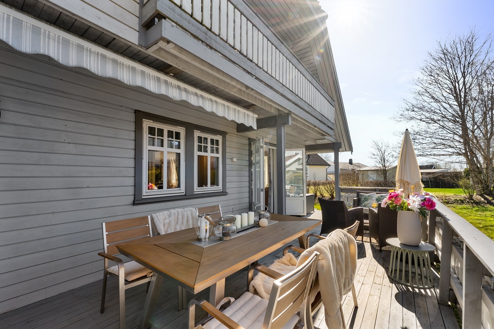 Den overbygde delen av terrassen gir ly for både sol og regn. Galleribilde