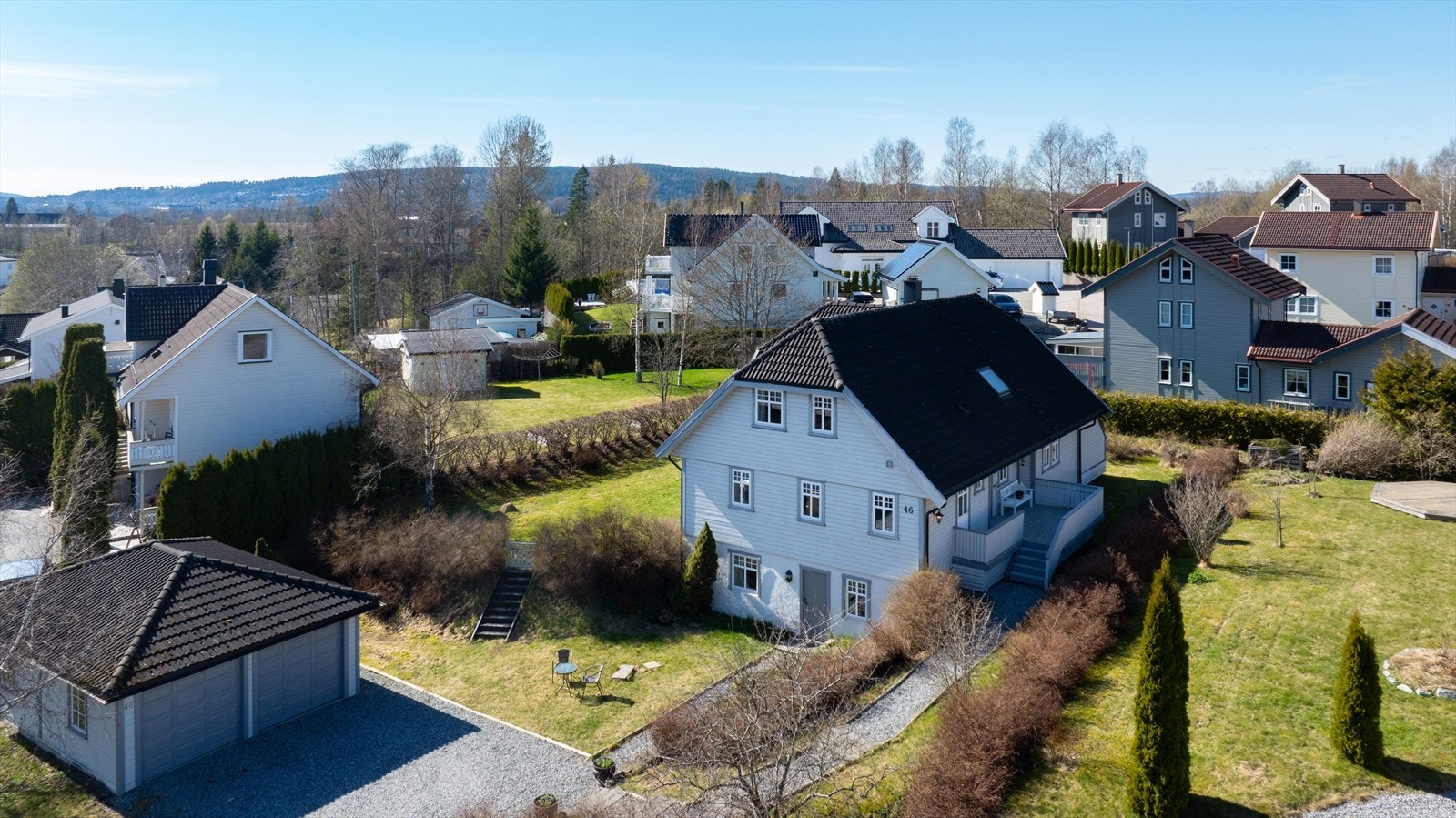 Eiendommen ligger i et rolig nabolag, hovedsakelig bestående av eneboliger i nærområdet. Galleribilde