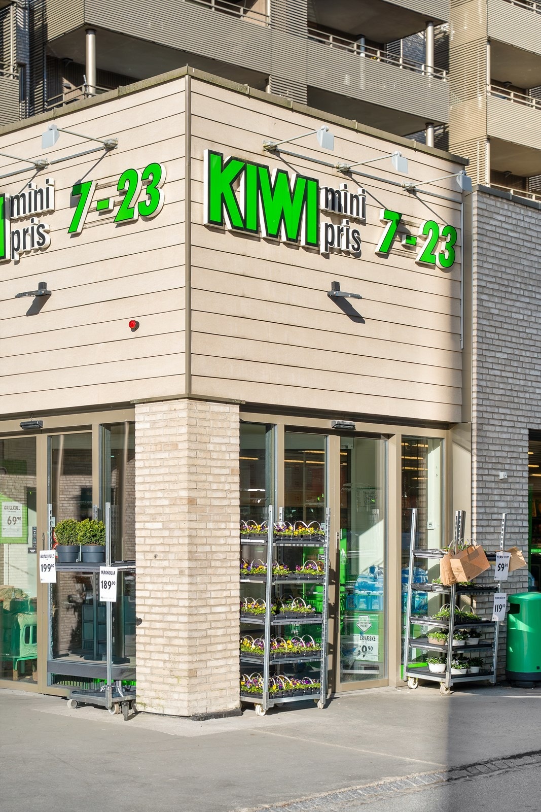 Daglige gjøremål løses enkelt med Kiwi Frogner, apotek og Romerikssenteret en kort kjøretur fra boligen. Galleribilde