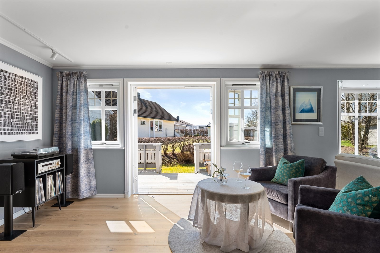 De nye verandadørene visker ut skillet mellom inne og ute på varme dager. Galleribilde