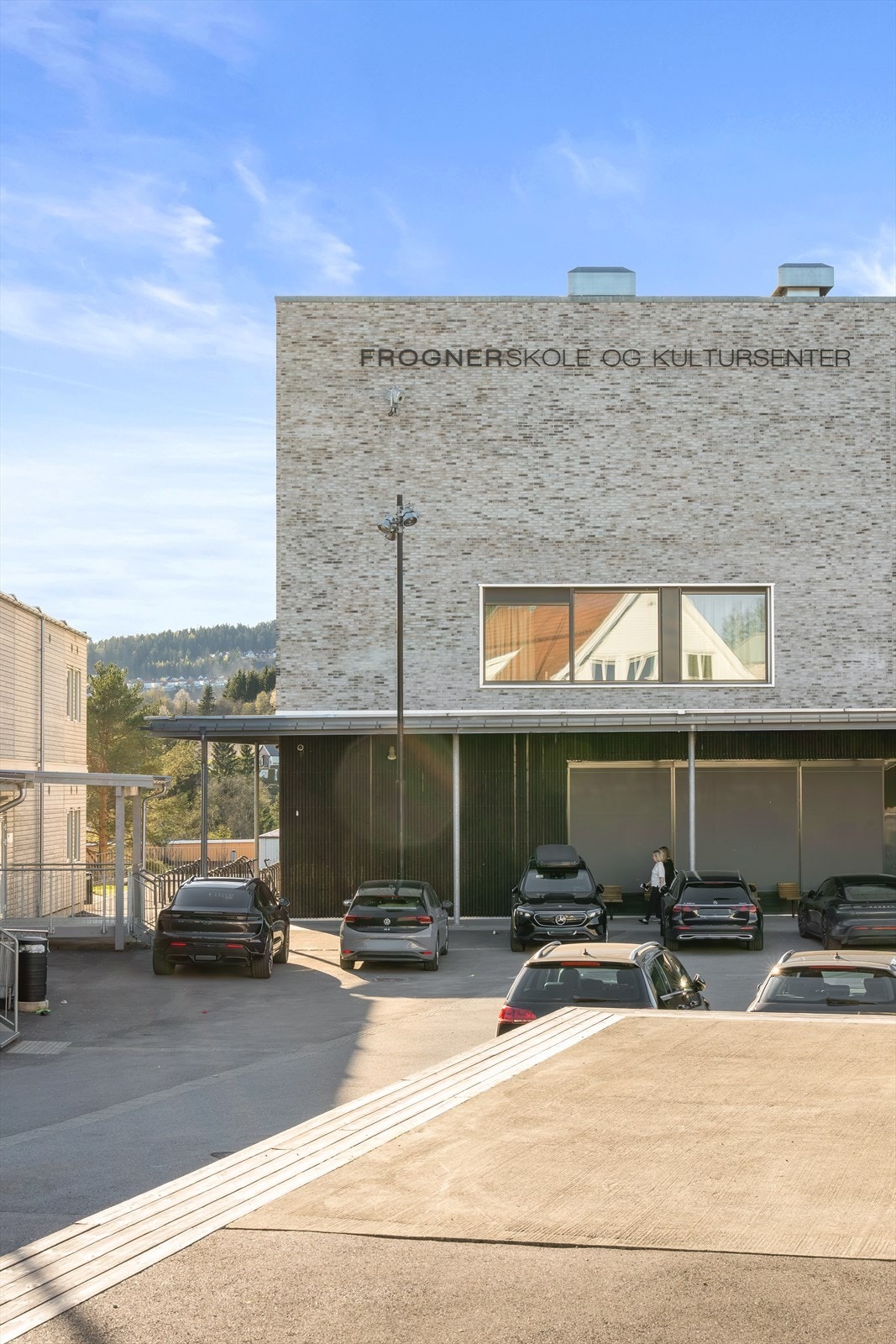 Skolen og det moderne kultursenteret i området danner et naturlig samlingspunkt i hverdagen, og her finner du blant annet skole, bibliotek, svømmehall, nærsenter og en stor kultursal for forestillinger og a Galleribilde