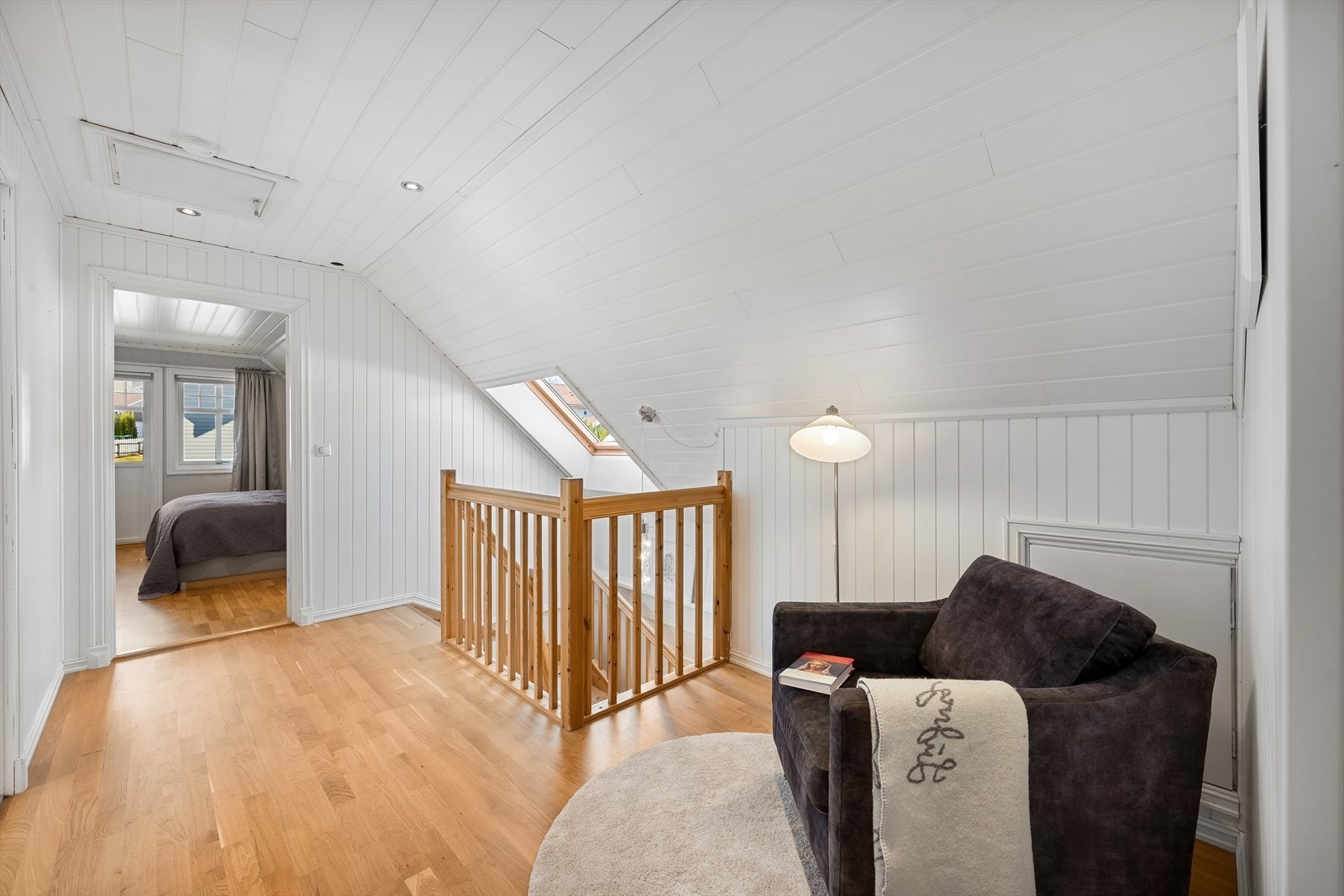 Takvindu gir ekstra lys til trappeløpet og gangen. Galleribilde