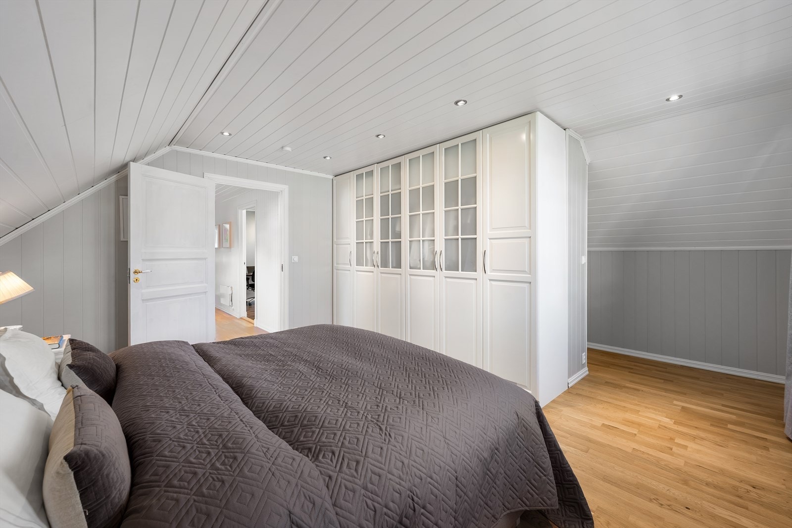 Hovedsoverommet er romslig og har rikelig med plass til garderobeløsninger og direke adkomst til walk-in. Galleribilde