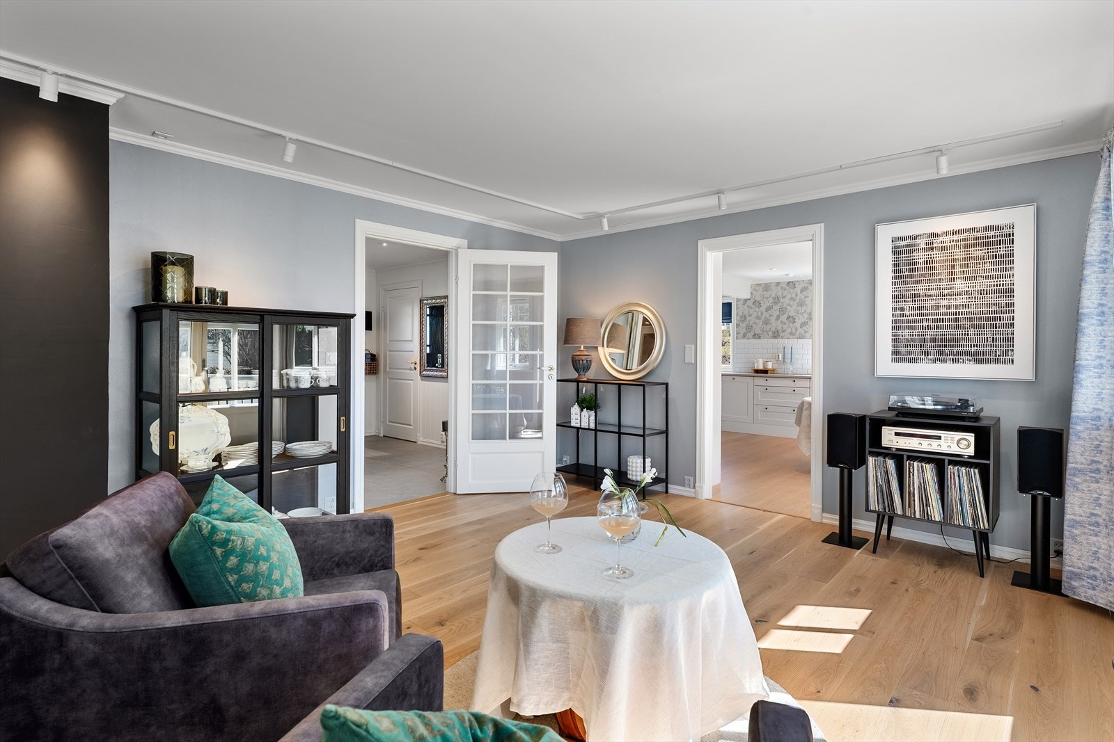Fra stuen er det enkel adkomst til både kjøkken og entré. Galleribilde