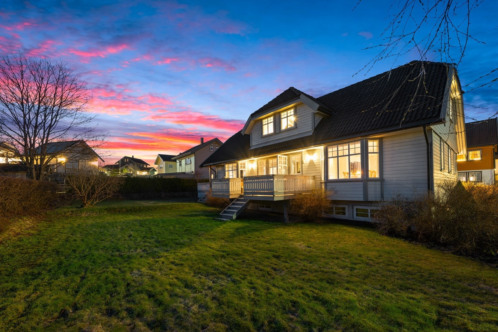 Stor og pent opparbeidet hage med gode solforhold og god plass for lek og aktiviteter. Galleribilde