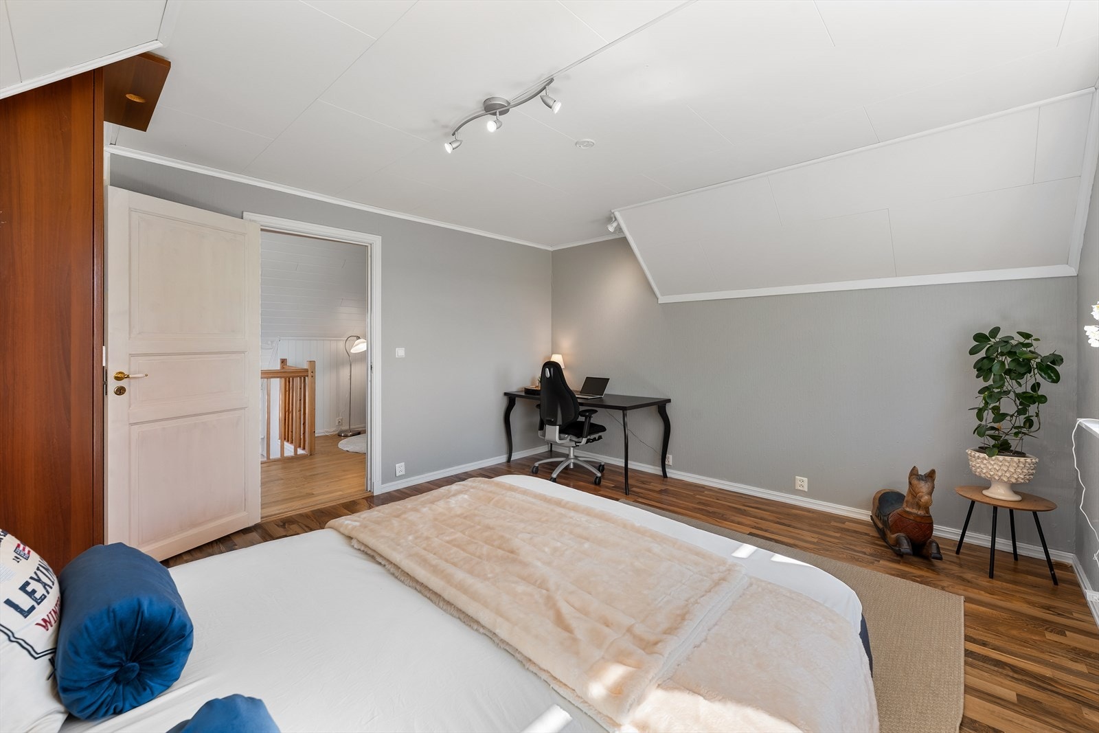 Det andre soverommet i etasjen er også av god størrelse med plass til både seng og arbeidsplass. Galleribilde