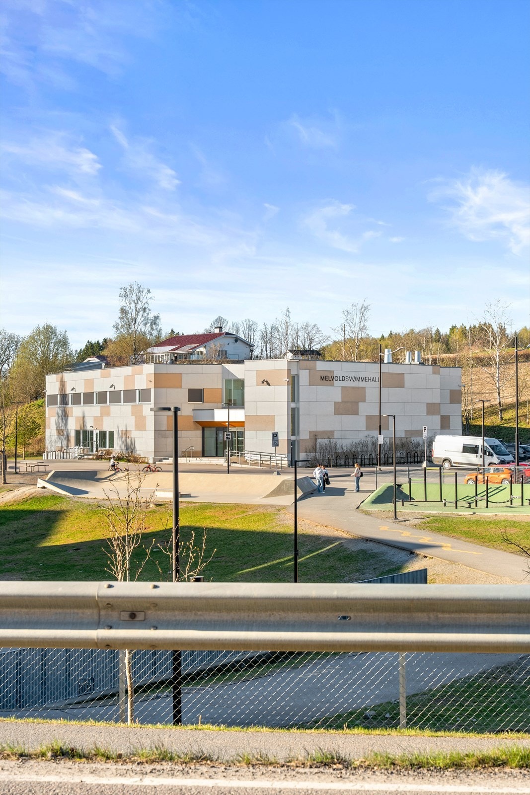 Det er gang- og sykkelsti hele veien til Frogner skole. På vinterstid er det også mulig å benytte skolebuss eller tog. Galleribilde