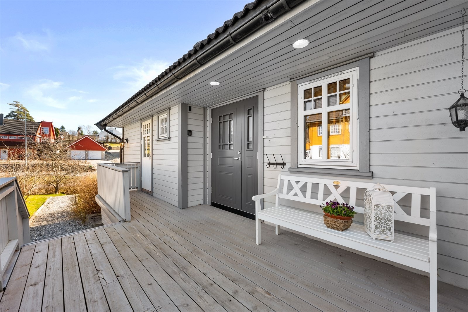 Overbygget inngangsparti med terrasse og egen inngang til vaskerom. Her kan morgensolen nytes. Galleribilde