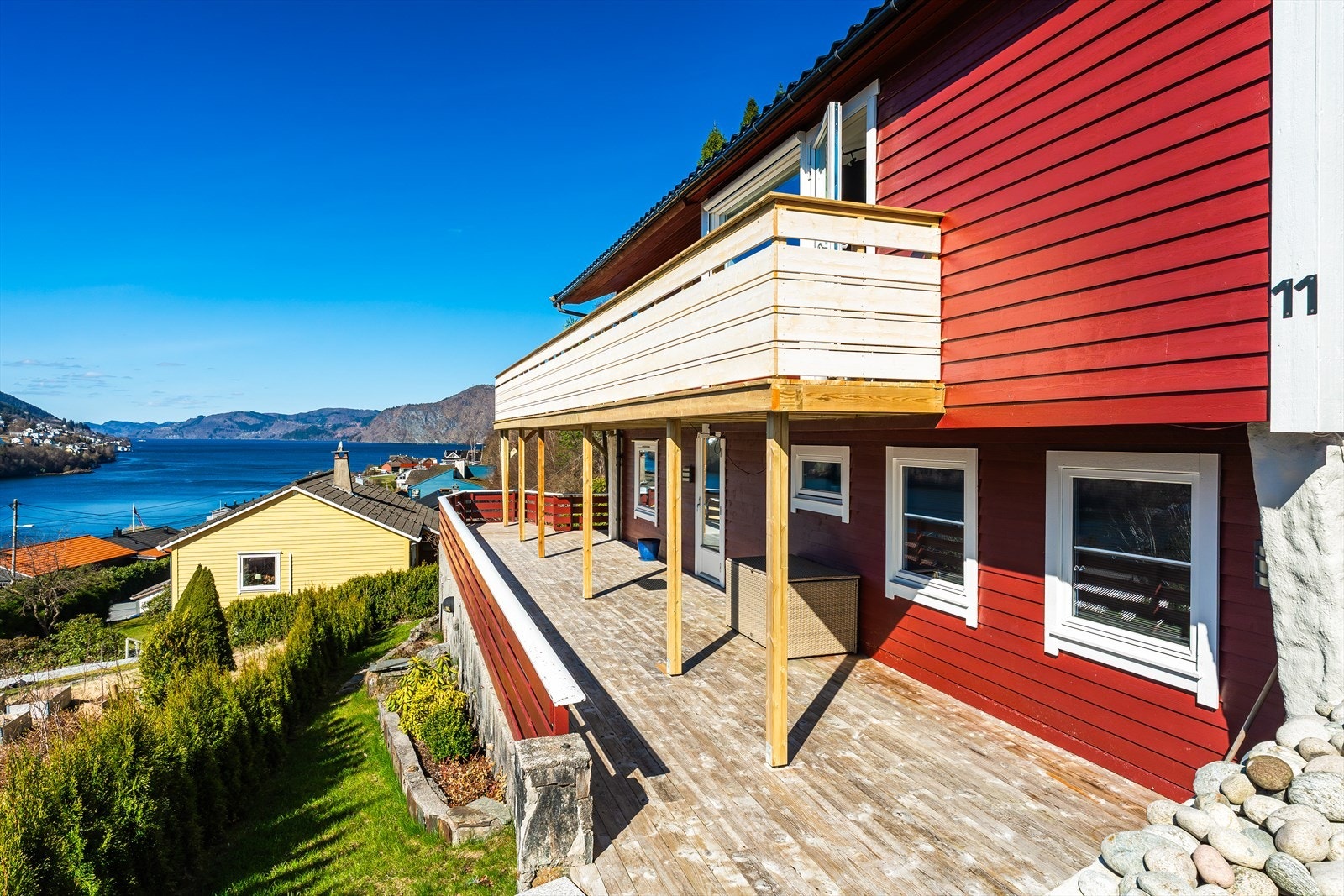 Uteplassen er delvis overbygget og fremstår lun og usjenert. Galleribilde