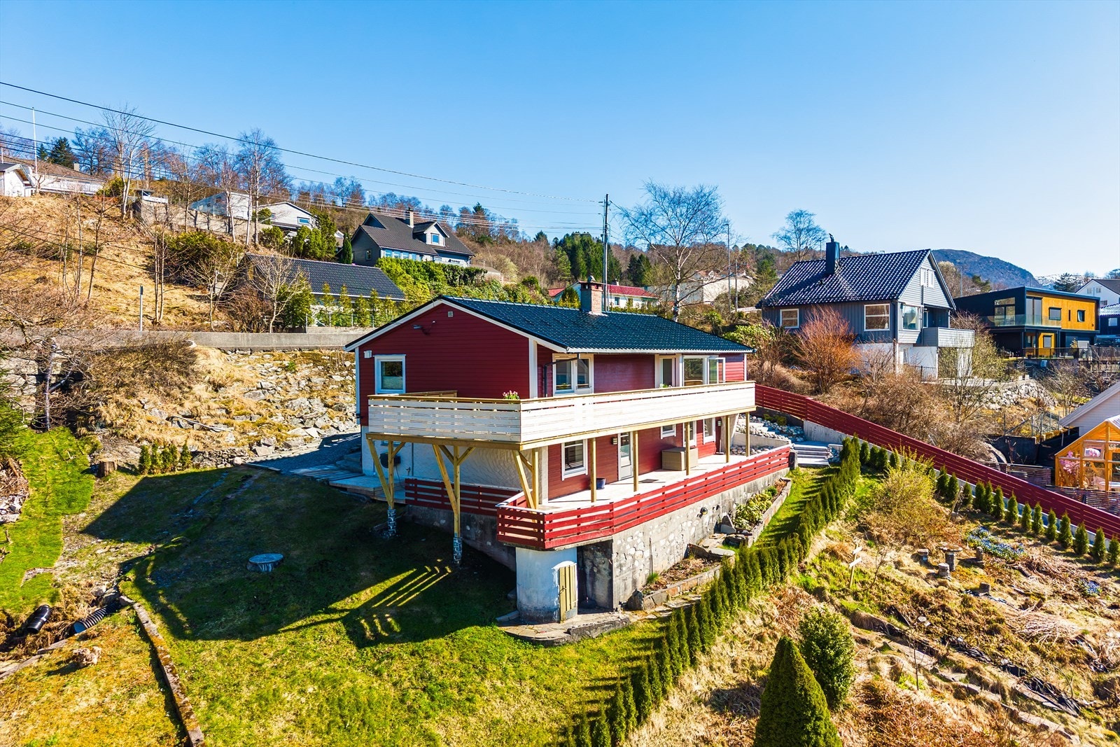 Tomten er opparbeidet med flott plen og beplantning. Galleribilde