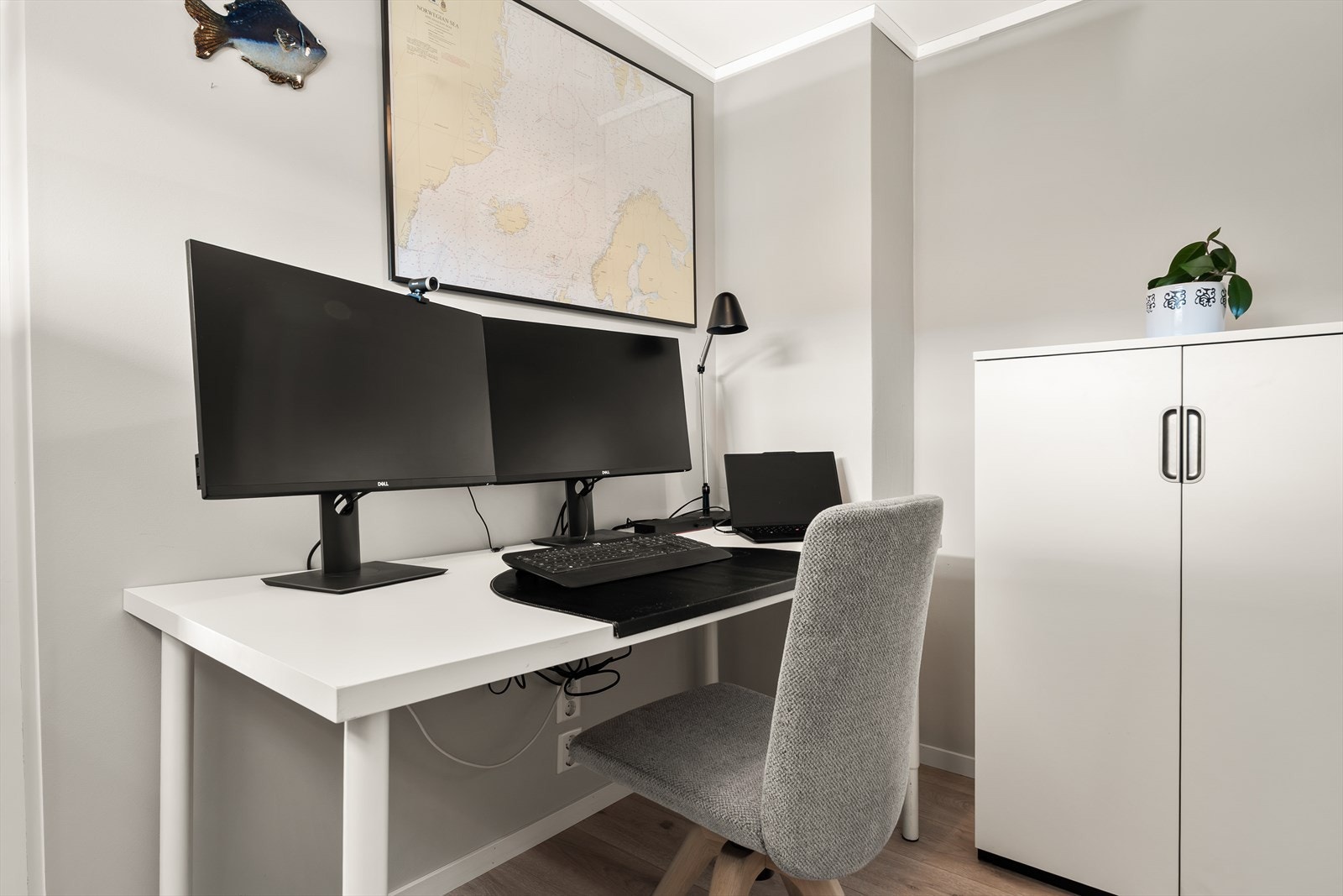 Rommet er praktisk utformet, med mulighet til å innrede med en egen sone for hjemmekontor. Galleribilde