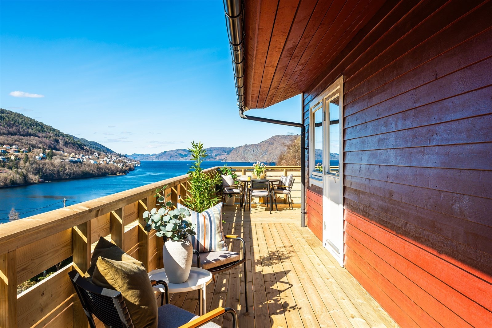 Det er utgang fra både stue og hovedsoverom, til denne herlige altanen. Galleribilde
