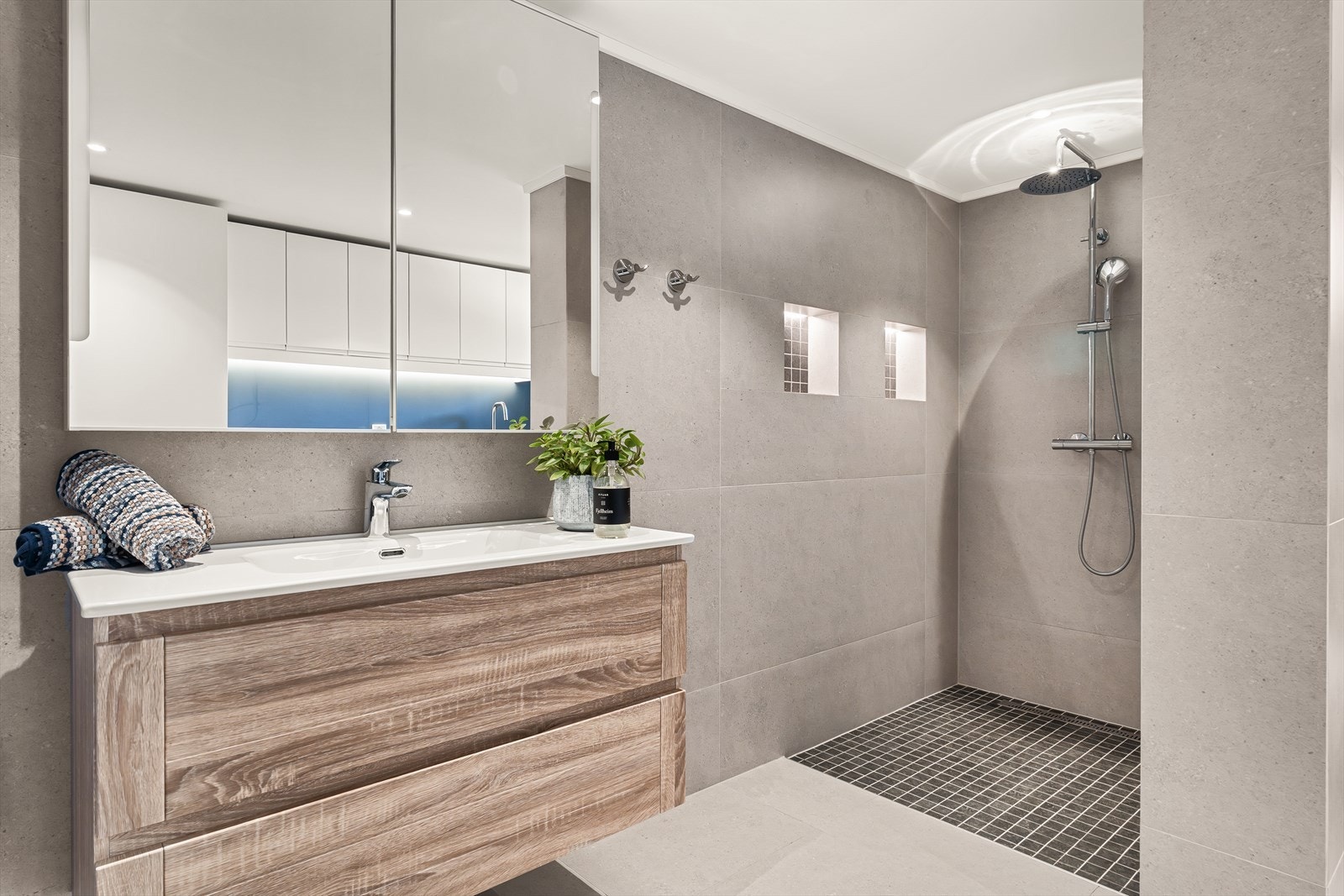 Badet er i tidløse farger og fremstår meget moderne. Galleribilde