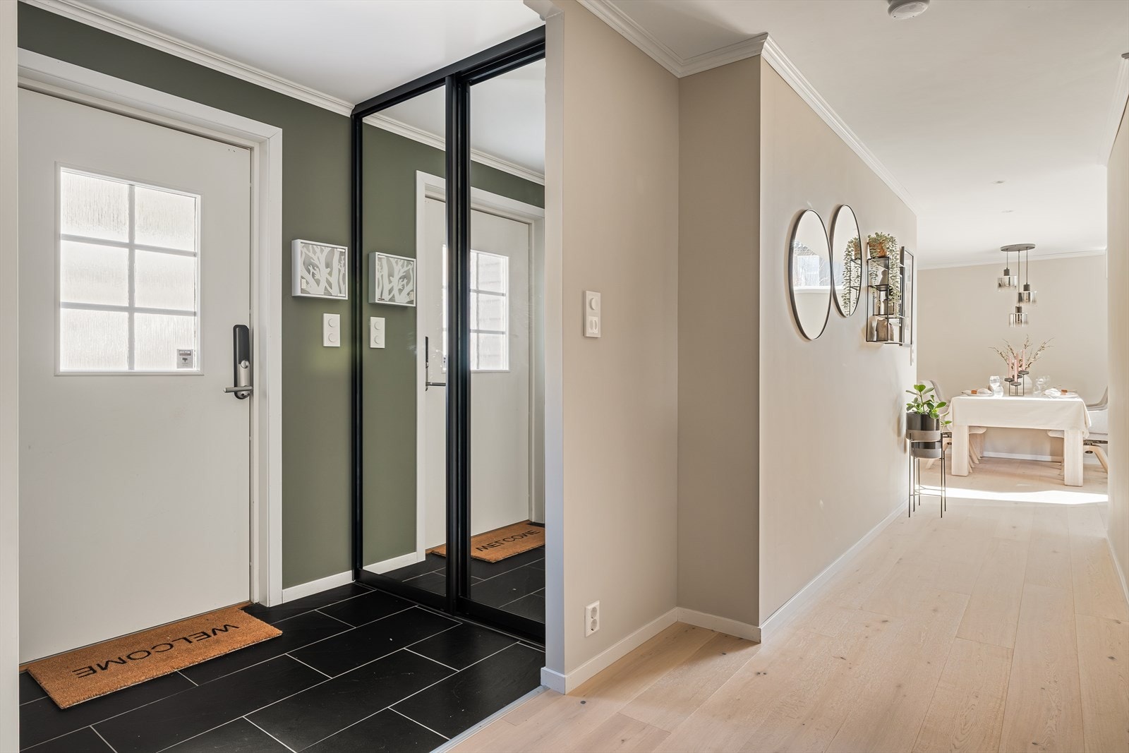 Boligen har en romslig gang i hovedetasjen på 16 m² med god plass til oppbevaring. Galleribilde