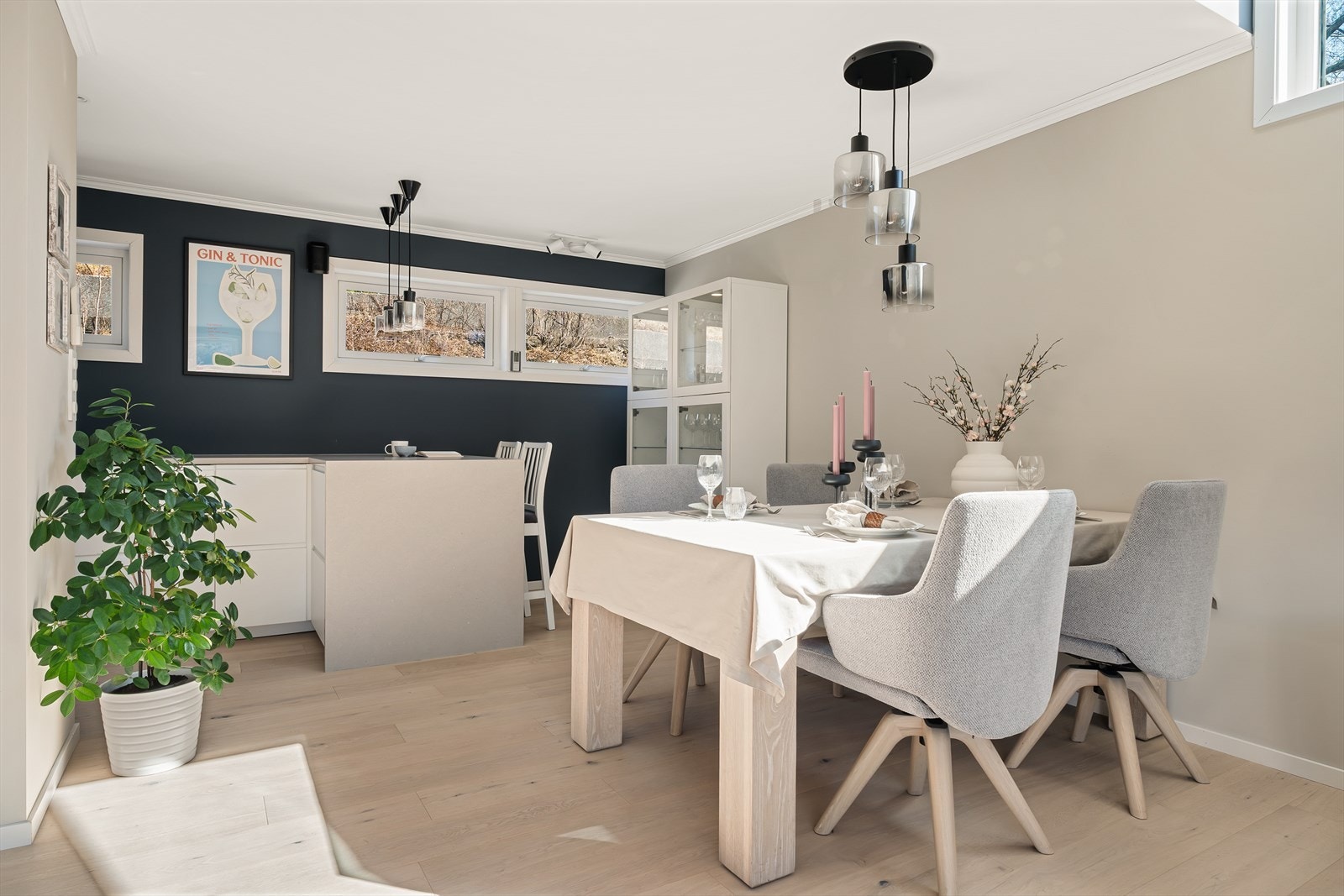 Det er plass til spisegruppe av god størrelse, perfekt for barnefamilien og deg som liker å invitere. Galleribilde