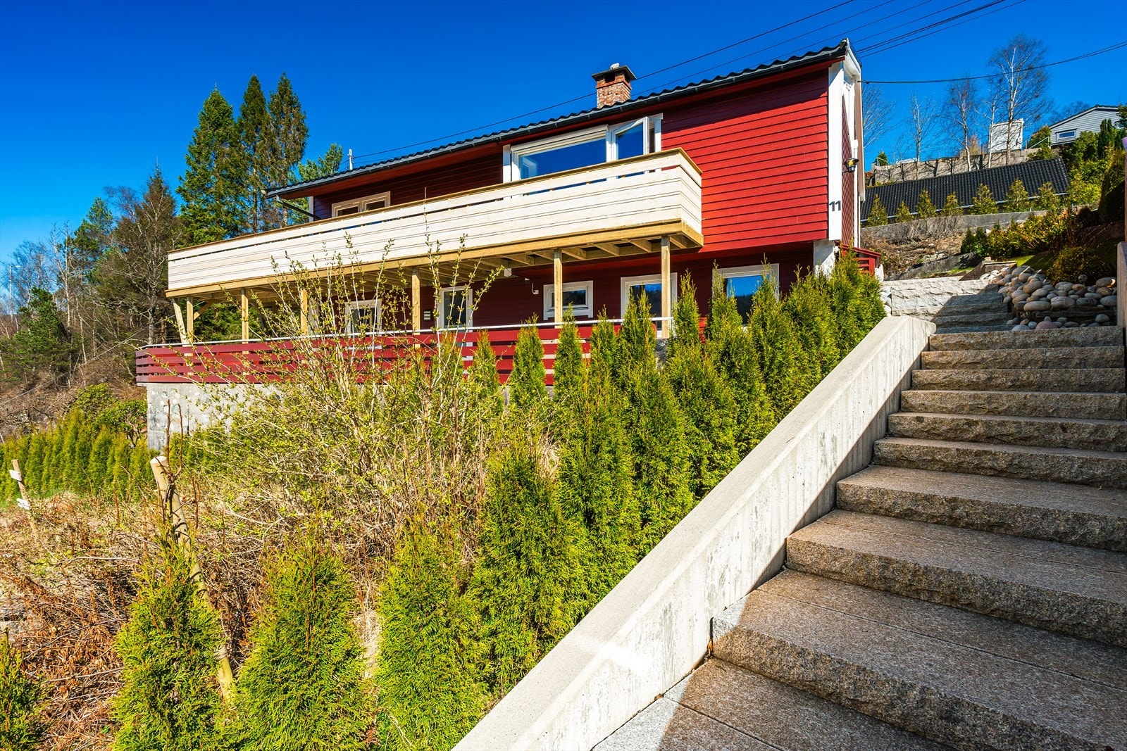 Eiendommen er opparbeidet med flott, ny granittrapp. Galleribilde
