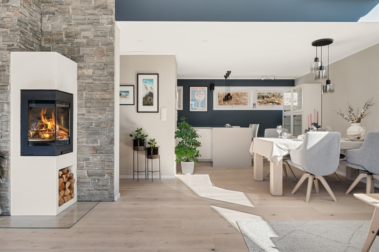 Det er montert peisovn (2021) og varmepumpe (2020) i rommet som bidrar til både varme og hygge. Galleribilde