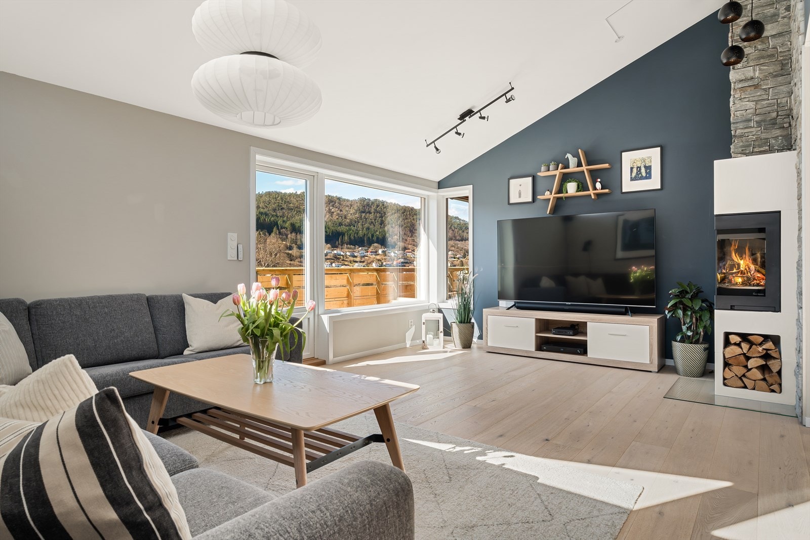 Boligen har en romslig og åpen stue- og kjøkkenløsning på totalt 41,8 m². Galleribilde