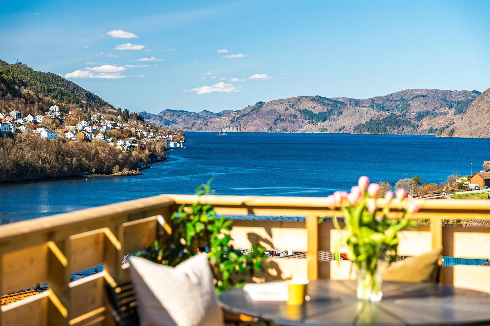 Utsikten strekker seg over Arnavågen og mot Ytre Arna og Osterøy. Galleribilde