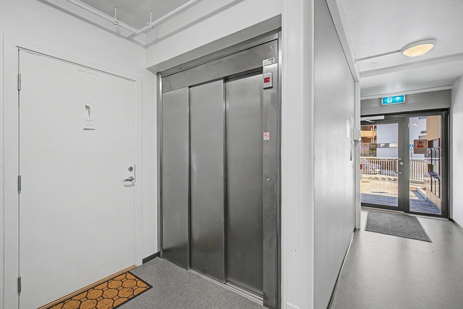 Trappefri adkomst til heis som går ned til garasjeanlegget med parkeringsplass og sportsbod. Galleribilde
